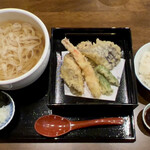 和食とお酒 だいまる亭 - 天麩羅饂飩♬
            (小ライス無料)
            丼タレはご希望で...♪*ﾟ