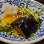 Teuchi Soba Yamizo - サービスの茄子の揚げびたし（食べかけ・茄子半身有りました）