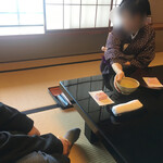 加賀屋 - 部屋通され、程なく抹茶のご接待が始まります