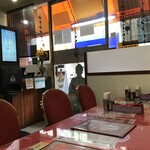 コルカタ - 表の女性の写真が店内から見える。視線を感じますね（笑）