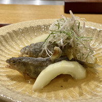 おかもと - 琵琶湖の子持ちの稚鮎 焼き茄子 白瓜
                    ぷっくりとしたお腹の稚鮎、揚げてから酢に軽く潜らせ味わいさっぱりに、焼き茄子はとろりと、白瓜は食感良く、南蛮漬けの様な味付けでとても美味しいです♪