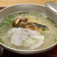 おかもと - 河豚のしゃぶしゃぶ風
                      河豚の出汁で河豚をしゃぶしゃぶに、河豚と生姜の入る葛豆腐、焼き松茸、鱶鰭まで入るお椀です。
                      色々な食材はありますが、邪魔し合う事はなくすぅーと自然な重なりで沁みる美味しさです♪