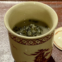 おかもと - ブラウンマッシュルームの茶碗蒸し
                    栗と焼いたマッシュルーム、更にはトビウオの卵とキャビアをのせた贅沢な茶碗蒸し。
                    ブラウンマッシュルームを黒胡椒でさっと炒めたそうですが、黒胡椒がいい仕事してるのです♪