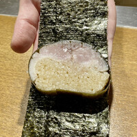 おかもと - 鯖寿司
                    昆布で綺麗に巻かれた鯖寿司を更に海苔で巻くので、溢れる心配もなく頬張れます♪
                    酢飯の塩梅よろしく、鯖の落ち着きのある脂と旨味の折り重なる味わい、これはめちゃくちゃ美味しいです！！