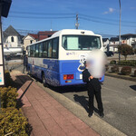 加賀屋 - 特急が到着するたび、大型バスが複数人数で待ってくるています。