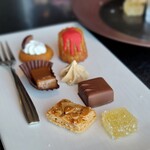 DINING & BAR TABLE 9 TOKYO - 