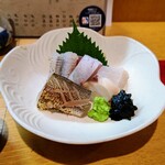 Washoku Miyoshi - お刺身の盛り合わせ お皿かわいい