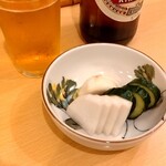 とんかつ燕楽 - お新香ツマミにビール飲みます。