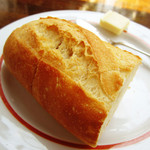 ル プティ レストラン エピ - ニース風具沢山サラダ(１０５０円)のパンとバター
