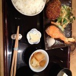 Hana zen - ランチ：日替わり　¥900　馬肉コロッケ＆焼き鮭