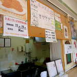 トミーフード - いい感じにB級な店内。食欲をそそる香りが漂う。ぶしマヨ（鰹節マヨ）も気になる