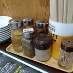 晴々飯店 - テーブルの調味料たち