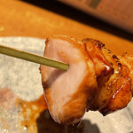 炭焼 おかげさん - かしわ〜炭の香りが強い。脂でジューシーと言うより瑞々しい