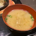 Tori Yakiniku Karubiya - 定食の味噌汁には人参や揚げが入ってました。