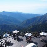 横手山頂ヒュッテ 雲の上のレストラン - テラスを見下ろす