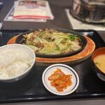 Tori Yakiniku Karubiya - しばらく待つと注文した焼肉定食７４８円の出来あがりです。