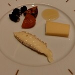 ロオジエ - チーズワゴンからブリ・ド・モー
      と36ヶ月熟成コンテを。蜂蜜とドライフルーツが嬉しい。
      