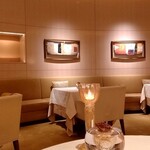 ロオジエ - 店内。イメージカラーは白とシャンパンゴールド。美術品(ダリやコクトーのオリジナル!)はあえて小さな品を。あくまでも主役は客と料理……という事でしょう。