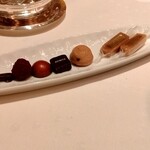 ロオジエ - 小菓子ワゴンより。キャラメル二種、栗のケーキ、ショコラ4種。