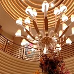 ロオジエ - 中央部のシャンデリア。中央部は吹き抜けになっていてこのシャンデリアはずっと上のフロアから吊り下げてあります。