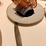 ロオジエ - 毛蟹キャビアに添えるパン。カリカリにトーストしてあるので砕いてクルトン的に使います。