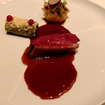 ロオジエ - 青森県産銀の鴨。胸肉のローストとモモ肉の煮込み。ソースはスパイス効かせた鴨出汁のソース。