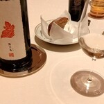 ロオジエ - コンソメルージュに合わせて新政酒造の陽乃鳥(ひのとり)を。濃く甘い日本酒がフォアグラフランに良く合います。