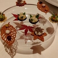 ロオジエ - アミューズグール。これでシャンパンカクテル飲みながらメニューを決めます。この時間こそグランメゾンならではの楽しみよね。