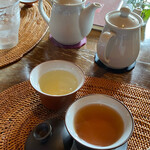 上海茶房 Lu-Lu-Cha - ドリンク写真:下:晩茶コースの肉桂烏龍茶　上:月替わりランチコースのジャスミン茶（冷）　