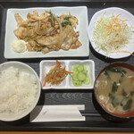 戸塚肉酒場 - 生姜焼き定食　880円　おかわり自由、ドリンクバー付き