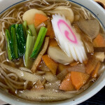Kiyuugetsuan - 人参、里芋、牛蒡、大根、油揚げ、それに青菜とナルト