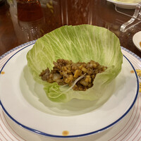 萬珍樓 本店 - ウズラのたたきレタス包み