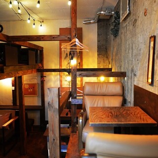 【屋根裏部屋コンセプトの空間】横並びで座れるカップルシート有