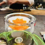 仁修樓 - ◎人参の花びらはおもてなしの真心込めて、毎日上岡シェフが手彫りしている。