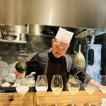 仁修樓 - ◎ドンペリを注いでいく上岡シェフ。