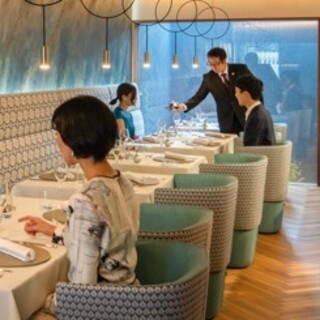 オープンキッチンの臨場感を、五感で愉しむ上質な時間