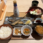 王様の食卓 - 揚げ秋刀魚定食