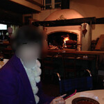 ピレネー - どの席からも暖炉焼きが見えて食欲をそそりますね。