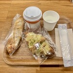 Cafe And Bakery Ggco - 粗挽きソーセージブレッド380円 クロワッサンアラピスタージュ320円 ホットコーヒー320円がランチセットで700円