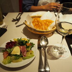 Shima Itarian Iyu - 石垣島産モッツァレラチーズと生ハムトマトのサラダ ＆ 白ワイン