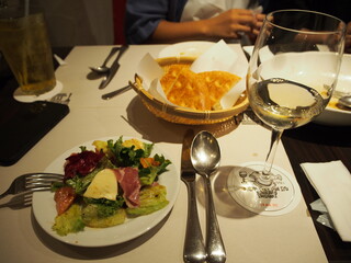 Shima Itarian Iyu - 石垣島産モッツァレラチーズと生ハムトマトのサラダ ＆ 白ワイン