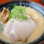 hokkaidoura-menshingen - 大きなチャーシューの下にはもやし、玉ねぎ、鶏ひき肉が隠れています。