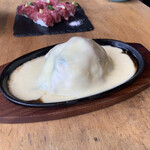 nikuandochi-zutohachimitsutabehoudaichi-zumi-toga-den - 国産黒毛和牛塊肉の雪崩チーズ