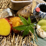 食堂こなん - 八寸 秋刀魚肝煮 梅貝 丸十レモン煮 柿霰揚げ 岩水雲 シャインマスカットの白和え