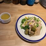 洋食ビストロ夕凪 - 先に出されたスープとサラダ