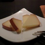 DEN - 自家製スモークチーズ