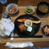 Tomonyashokudou - 料理写真:鮭の塩麹漬焼き定食 1100円