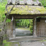 亀の井別荘 - 入り口の門