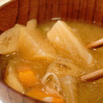 とんかつ 蒼樹 - ”豚汁”の具材は、”豚肉”、”大根”、”ゴボウ”、”ニンジン”等に、”刻みネギ”を散らしています。野菜は大きめにカットされ出汁が効いており、非常に美味しいです。