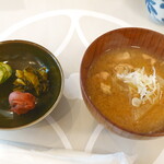 とんかつ 蒼樹 - 最初に”漬物の盛り合わせ”と”豚汁”が提供されました。